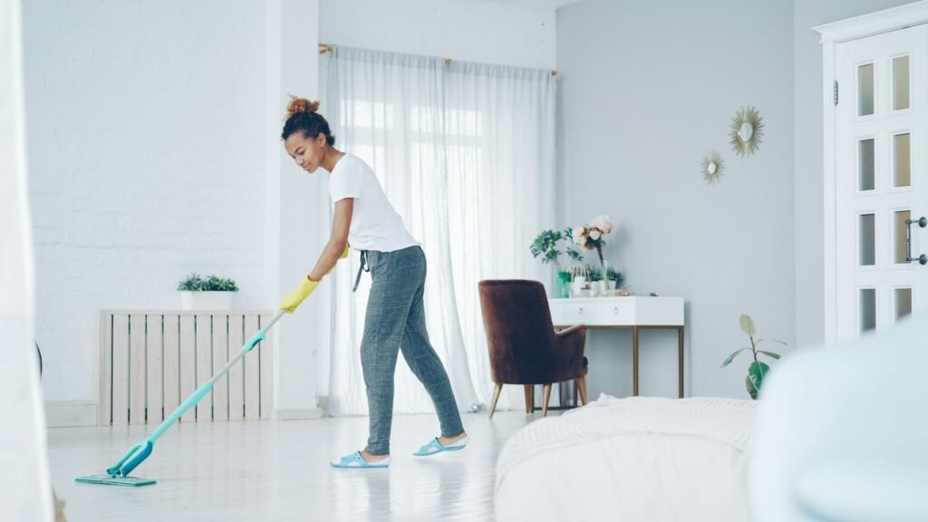 Bodenreinigung in einer hellen Wohnung